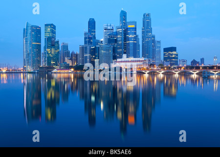 Skyline und Financial District in der Morgendämmerung, Singapur, Südostasien, Asien