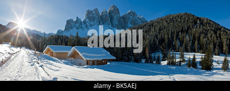 Winterlandschaft, Le Geisler Gruppe mit Geisler Spitzen 3060 m, Val di Funes, Dolomiten, Trentino-Alto Adige, South Tirol, Italien Stockfoto