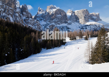 Sella Ronda Skigebiet Val Gardena, Sella Massivs Reihe von Bergen unter Winterschnee, Dolomiten, Süd Tirol, Italien Stockfoto