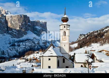 Die Kirche und das Dorf von Colfosco in Badia Sella Massivs an Berge, Südtirol, Trentino-Alto Adige, Italien