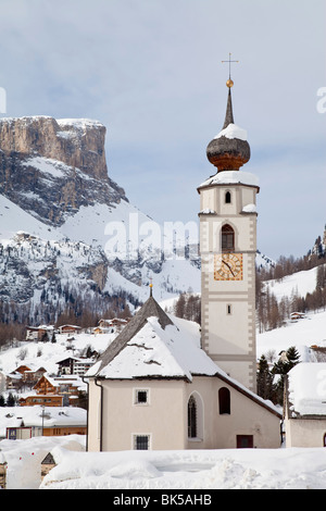 Die Kirche und das Dorf von Colfosco in Badia Sella Massivs an Berge, Südtirol, Trentino-Alto Adige, Italien