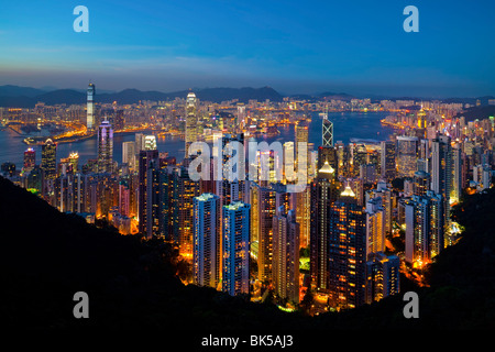 Blick auf Hong Kong vom Victoria Peak, die beleuchtete Skyline von Central befindet sich unter The Peak, Victoria Peak, Hong Kong Stockfoto