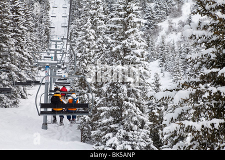 Skifahrer mit einem Sessellift, Meribel Skigebiet in Trois Vallées (Les Trois Vallees), Savoie, Alpen, Frankreich, Europa Stockfoto