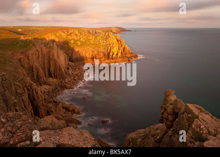 Hoch aufragenden Klippen von Lands End, Cornwall, England, Vereinigtes Königreich, Europa Stockfoto