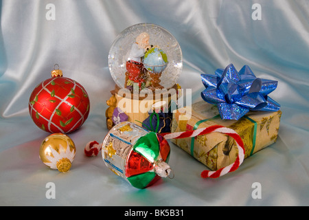 Weihnachtsschmuck, eine Schneekugel Weihnachts-Geschenk und Zuckerstange Stockfoto