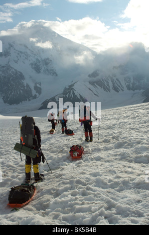 Wanderer zu brechen mit Mount Foraker auf der linken Seite und Mount Crosson auf der rechten Seite, in Ferne, Denali National Park, Alaska, USA Stockfoto