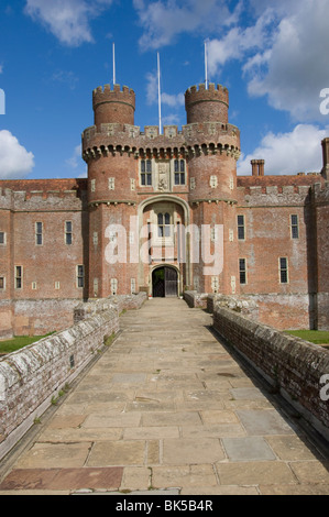 Damm nach dem Haupteingang des 15. Jahrhunderts Herstmonceux Castle, East Sussex, England, Vereinigtes Königreich, Europa Stockfoto