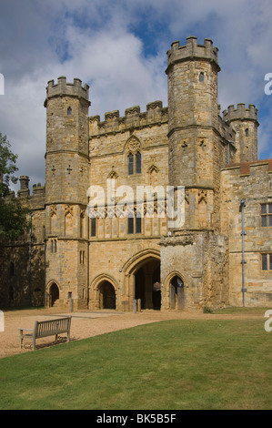 Der Eingang Torturm Battle Abbey, Ort der Schlacht von Hastings, 1066, Battle, East Sussex, England, Vereinigtes Königreich Stockfoto