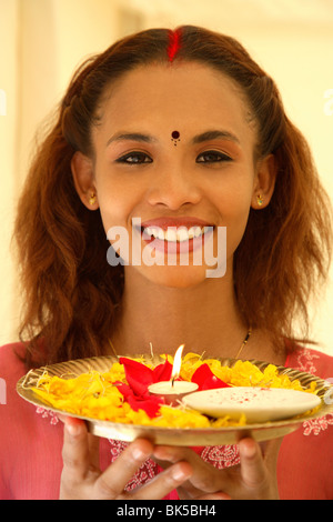 Mädchen, die Durchführung von Aarti Zeremonie willkommen, Indien, Asien Stockfoto