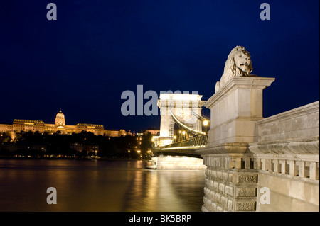 Der königliche Palast und der Kettenbrücke über die Donau bei Dämmerung, Budapest, Ungarn, Europa Stockfoto