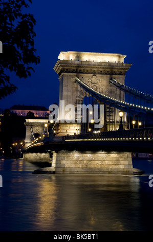 Die Kettenbrücke über die Donau und den königlichen Palast bei Dämmerung, Budapest, Ungarn, Europa Stockfoto