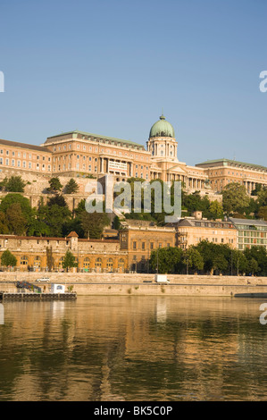 Ein am frühen Morgen Blick auf die Donau und Castle Hill, Budapest, Ungarn, Europa Stockfoto
