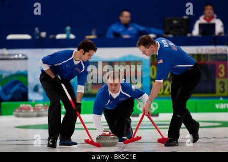 Team USA John Shuster (Skip) Jason Smith und Jeff Isaacson im Wettbewerb mit dem Curling-t bei den Olympischen Winterspielen 2010 Stockfoto