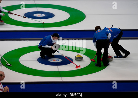 Team USA John Shuster (Skip) Jason Smith und Jeff Isaacson im Wettbewerb mit dem Curling-t bei den Olympischen Winterspielen 2010 Stockfoto