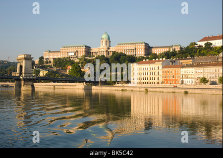 Ein am frühen Morgen Blick auf Budapest, einschließlich die Kettenbrücke, Burgberg und der Donau, Budapest, Ungarn, Europa
