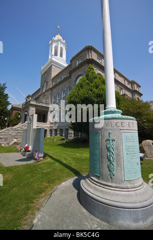 Erster Weltkrieg und Zweiter Weltkrieg auf Links, Gedenkstätten vor dem Rathaus am Broadway in historischen Newport, Rhode Island, USA Stockfoto