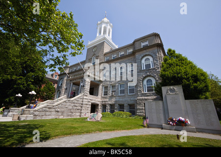 Das Rathaus und der zweite Weltkrieg Denkmal am Broadway in historischen Newport, Rhode Island, New England, USA Stockfoto