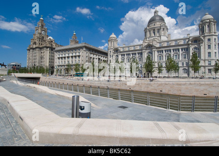 Am Flussufer mit drei Grazien, Leber, Cunard und Hafen von Liverpool Gebäuden, Liverpool, Merseyside, England, Vereinigtes Königreich Stockfoto