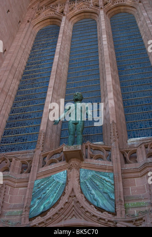 Statue vor dem Eingang zur anglikanischen Kathedrale von Liverpool, Liverpool, Merseyside, England, Vereinigtes Königreich, Europa Stockfoto