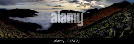 Panoramablick auf Abend Inversion Wolken von Nizke Tatry, Low Tatra Slowakei Stockfoto