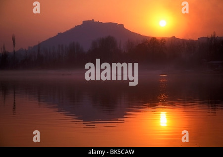 Fischer machen ihren Weg nach Hause in Kanus, Sonnenuntergang über Nigeen See, Srinagar, Hauptstadt von Indien verwalteten Kaschmir, Indien Stockfoto