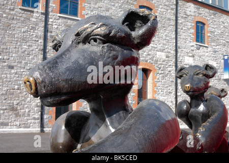 3 trägt 1 Gig keinen Brei, eine Skulptur von Patrick O Reilly außerhalb der O2-Arena in Dublin Irland Stockfoto