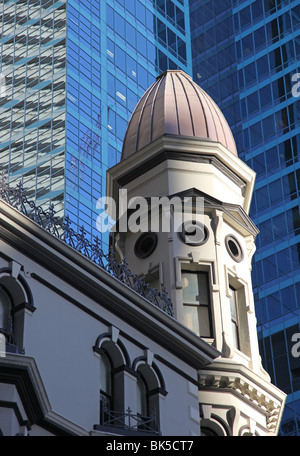 Historisches Gebäude in Sydney, umrahmt von modernen Wolkenkratzern. Stockfoto