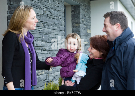 Mutter, Vater und Kind werden in eine Pension kommen und von Eigentümer, Dame des Hauses in Irland Stockfoto