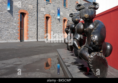 3 trägt 1Gig No Brei, eine Skulptur von Patrick O Reilly außerhalb der O2-Arena in Dublin Irland Stockfoto