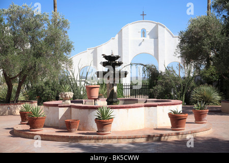 Innenhof, San Xavier del Bac Mission, Tucson, Arizona, Vereinigte Staaten von Amerika, Nordamerika Stockfoto