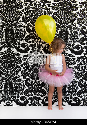 Kleines Mädchen mit rosa Tutu und gelben Ballon Stockfoto