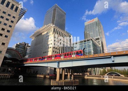 DLR-Zug verlassen Heron Quays Station Canary Wharf. Stockfoto