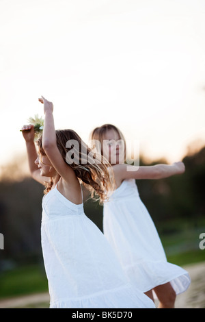 Junge Mädchen in weißen Kleidern tanzen Stockfoto