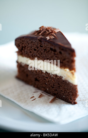 Frische hausgemachte Schokolade Kuchen mit Sahne und genache topping Schnitt in einer Schicht Stockfoto