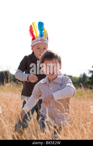 Junge Burschen, die in Feld Stockfoto