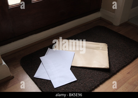 E-Mail Auslieferung von Buchstaben auf einem Flur Matte, inländischen Home, Großbritannien Stockfoto