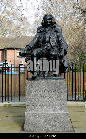 Statue Thomas Coram außerhalbdes Foundling Museum Brunswick Square Bloomsbury Camden London England UK Stockfoto