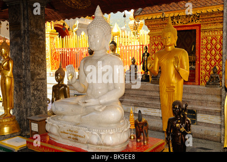 Elfenbein-Buddha-Statue im Wat Phrathat Doi Suthep Tempel, Thailand, Südostasien Stockfoto