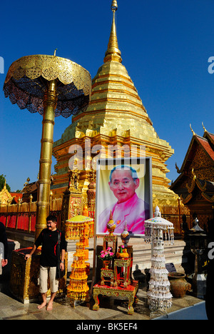 Goldene Chedi im Wat Phrathat Doi Suthep Tempel, Thailand, Südostasien Stockfoto