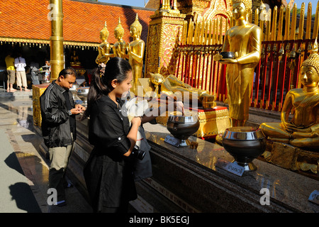 Frau Weihrauch steckt in Wat Phrathat Doi Suthep Tempel, Thailand, Südostasien Stockfoto