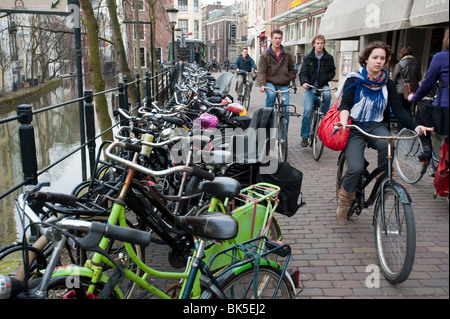 Viele Fahrräder auf Straße neben Kanal in zentralen Utrecht Niederlande Stockfoto