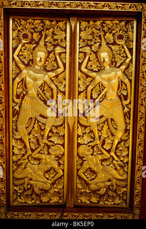 Reich verzierte Tür in Wat Phrathat Doi Suthep Tempel, Thailand, Südostasien Stockfoto