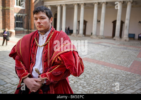 Die Tudors. Akteure der Tudors in Hampton Court, England. Heinrich VIII. und seiner Frau. Stockfoto