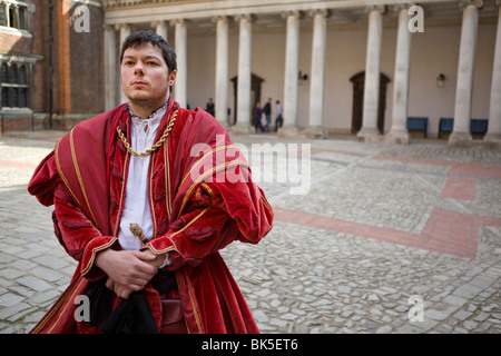 Die Tudors. Akteure der Tudors in Hampton Court, England. Heinrich VIII. und seiner Frau. Stockfoto