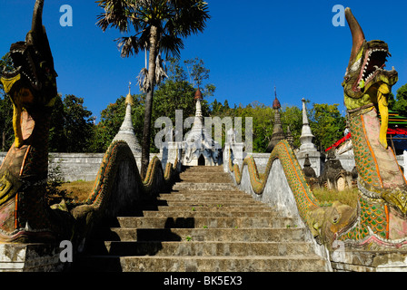 Treppen-Gasse in Wat Phra, dass Doi Kong Mu Tempel, Thailand, Südostasien Stockfoto