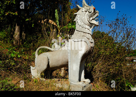 Löwen-Statue vor der im Wat Phra, dass Doi Kong Mu Tempel, Thailand, Südostasien Stockfoto