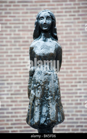 Statue der Anne Frank vor ihrem ehemaligen Haus in Amsterdam Niederlande Stockfoto