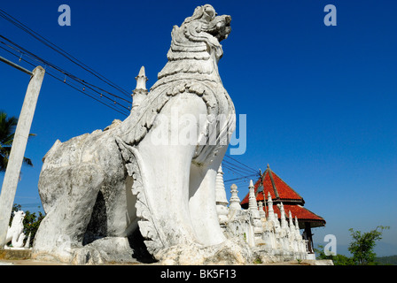 Löwen-Statue vor der im Wat Phra, dass Doi Kong Mu Tempel, Thailand, Südostasien Stockfoto