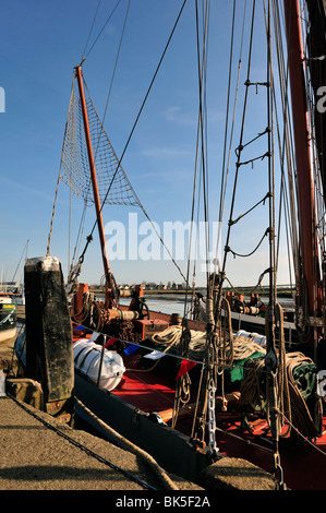 MALDON, ESSEX, Großbritannien - 10. APRIL 2010: Bug einer traditionellen Themse am Hythe Quay Stockfoto