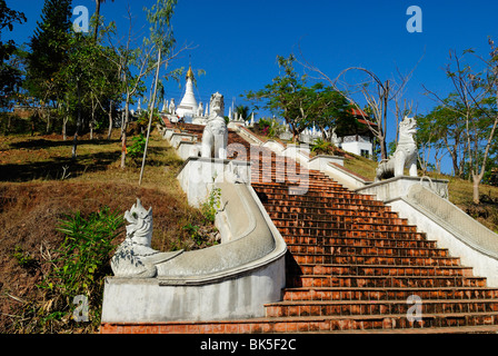 Treppe zum Wat Phra, dass Doi Kong Mu Tempel, Thailand, Südostasien Stockfoto